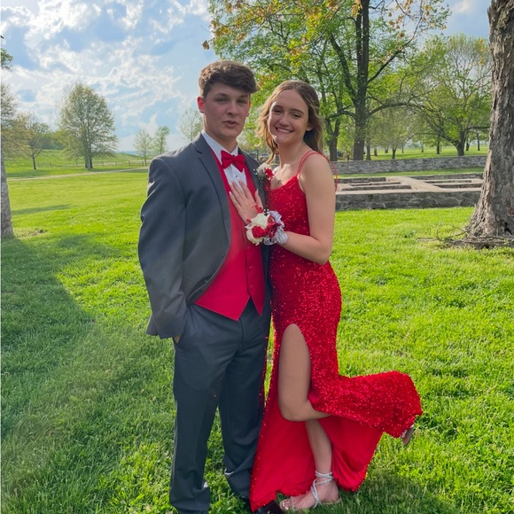 Red sequins size 4 prom dress - Picture 8 of 9